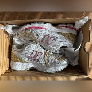 New Balance Women's White Gold Pink Athletic Running Shoes New with box